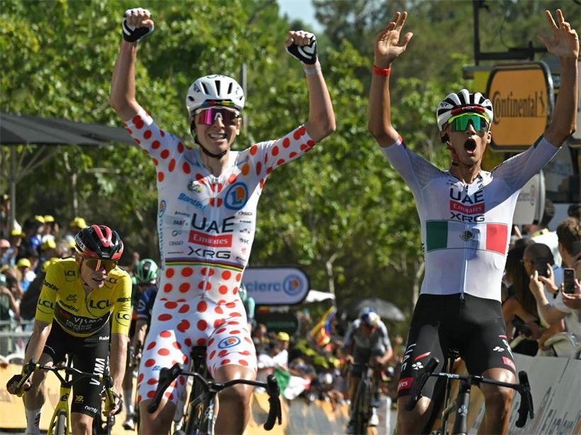 Isaac Del Toro vom Team UAE Emirates – XRG gewinnt die 2. Etappe als Erster am Zielstrich beim Radrennen