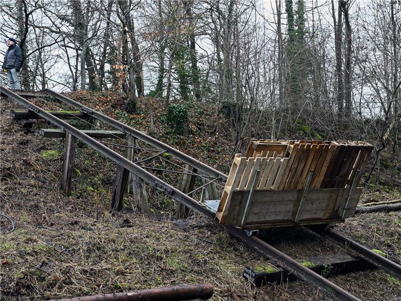 Muskelbetriebener historischer Lift unterstützt seit 30 Jahren den Burgbau bei schwerem Transport