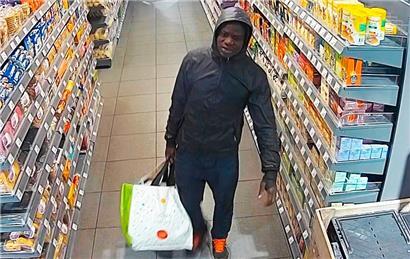 Der mutmaßliche Täter fällt aufgrund seiner Luxemburger Einkaufstaschen auf

