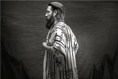 Der neoklassische Pianist Joep Beving hat vor kurzem mit „Trilogy“ eine Werkschau, die seine drei Platten umfasst, veröffentlicht
