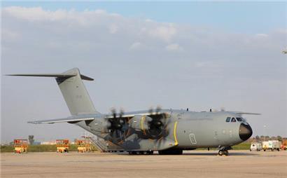Der neue Airbus A400M testet in Sevilla seine Motoren. Heute wurde eine Maschine des gleichen Typs in Luxemburg gesehen. 
