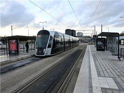 Moderner neuer Bahnsteig in Howald mit Überdachung und Sitzgelegenheiten bei sonnigem Wetter