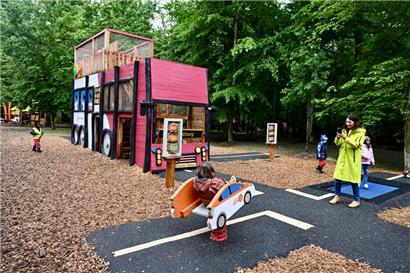 Der neue Bus auf dem Spielplatz im Märchenpark wurde von „Emile Weber“ gesponsert
