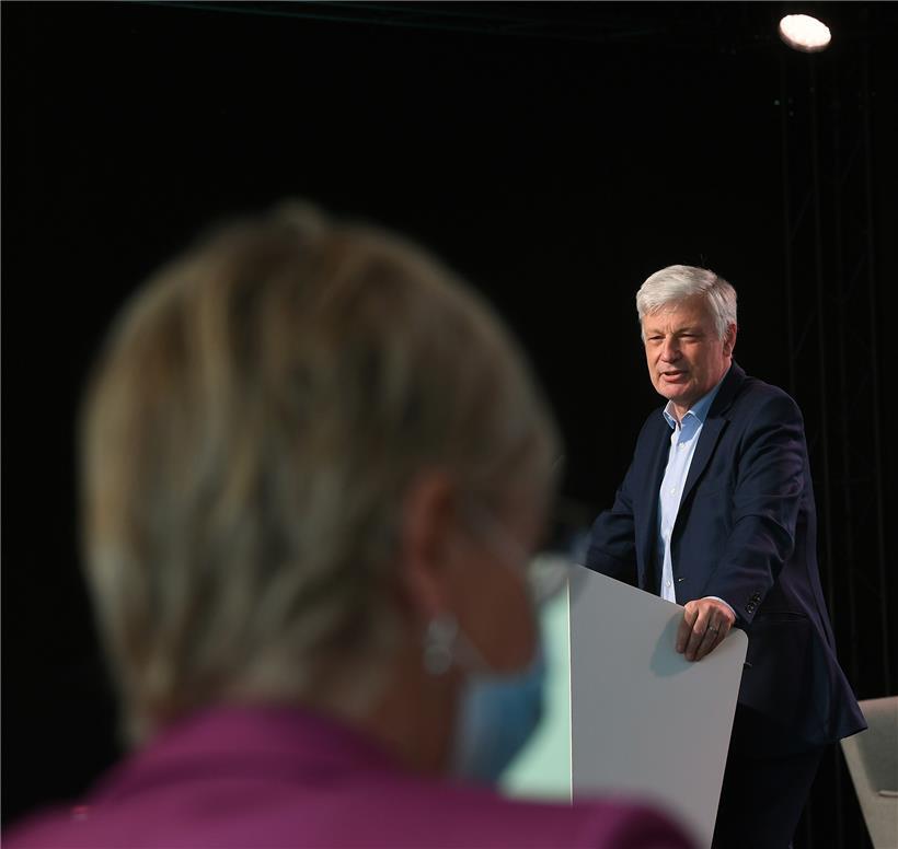 Der neue CSV-Chef Claude Wiseler bei seiner Rede auf dem Kongress. Im Vordergrund: Fraktionschefin Martine Hansen
