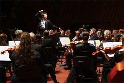 Der neue Chefdirigent des Luxembourg Philharmonic, Martin Rajna, überzeugte bei seinem Antrittskonzert