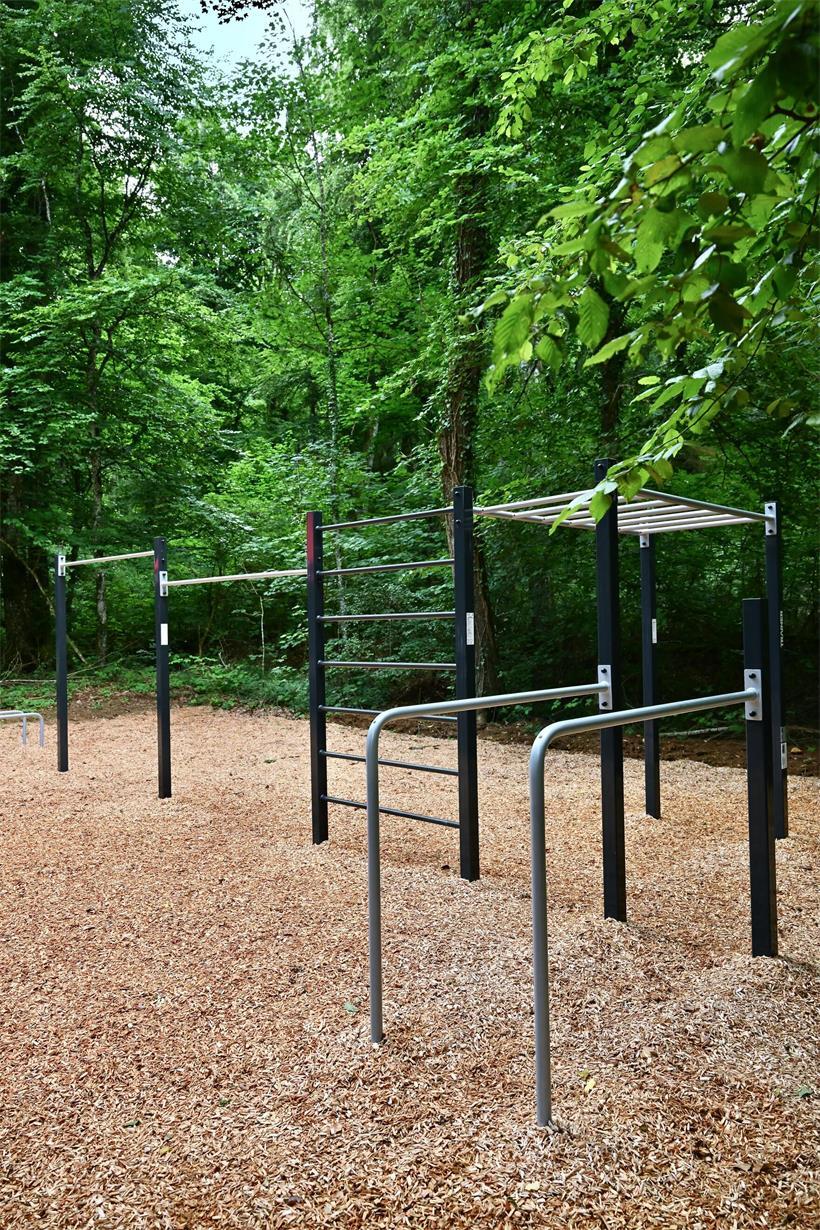 Fitnessparcours am Ginzebierg mit vier Stationen und fünf Trainingsgeräten für Outdoor-Workout und Bewegungspaß
