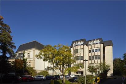 Der neue Flügel des „Lycée de garçons“ neben der ehemaligen Direktorenvilla (Architekt: Will Erpelding)
