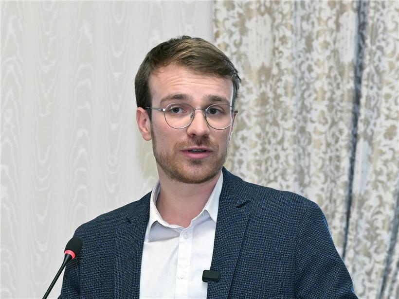 Porträt von Fabricio Costa, neu gewähltes Mitglied des Gemeinderats, in formeller Kleidung vor neutralem Hintergrund