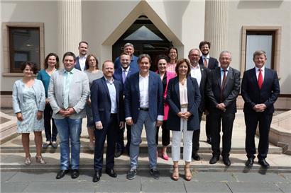 Der neue Gemeinderat, erste Reihe v.l.: Guy Wester, Claude Lamberty, Marc Lies, Diane Adehm; zweite Reihe: Christiane Streef (neu), Marie-Lyne Keller, Myriam Feyder, Mathis Godefroid (neu), Anne Huberty, Robert Levenz, Jean Theis, Georges Beck; hintere Reihe v.l.: Pit Zahlen (neu), Henri Pleimling, Myriam Feyder, Stephen De Ron (neu)
