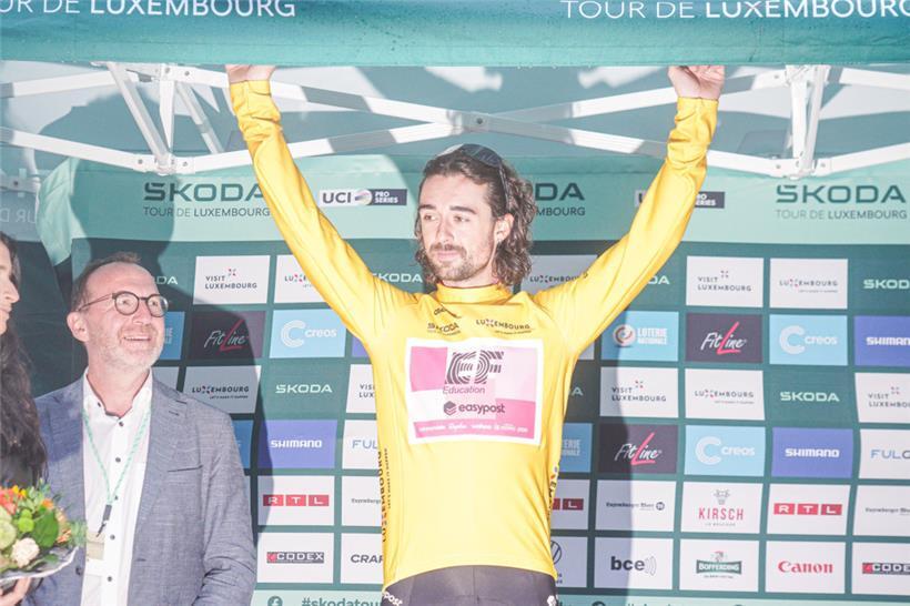 Der neue Gesamtführende der Tour de Luxembourg Ben Healy jubelt vor den Augen von Sportminister Georges Engel
