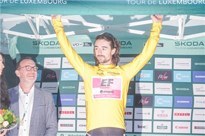 Der neue Gesamtführende der Tour de Luxembourg Ben Healy jubelt vor den Augen von Sportminister Georges Engel

