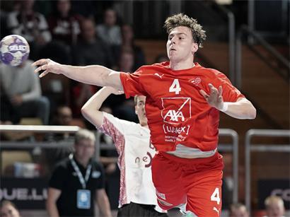 Vincent Kreiselmaier in Vereinsuniform feiert Aufstieg seines neuen Klubs im Fußballstadion