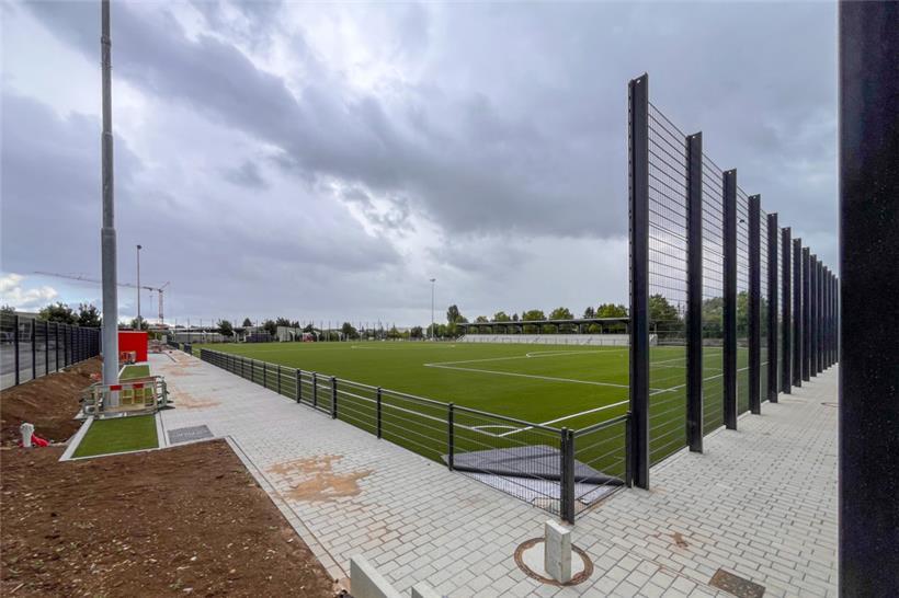 Der neue Kunstrasenplatz sowie das große Stadion grenzen an das Schwimmbad in Strassen
