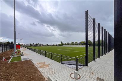 Der neue Kunstrasenplatz sowie das große Stadion grenzen an das Schwimmbad in Strassen
