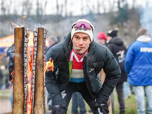 Pol Weisgerber feiert als neuer Landesmeister der Masters mit Pokal und Medaille auf dem Siegerpodest