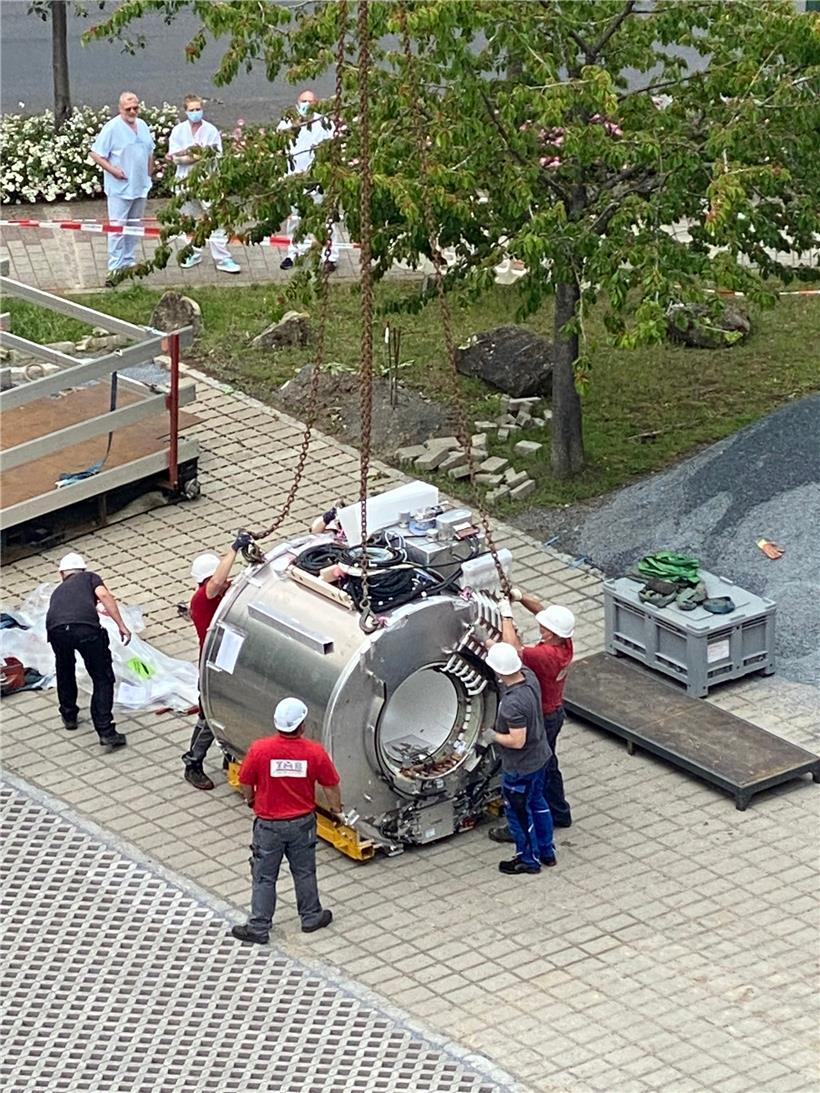 Der neue MRT-Scanner ist eingetroffen und wird per Kran an seinen Platz gehievt