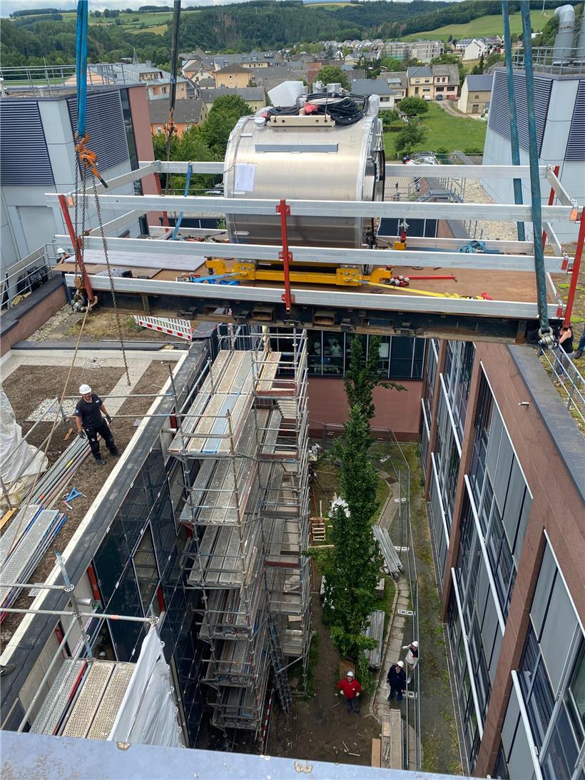 Der neue MRT-Scanner wird per Kran an seinen Platz gehievt