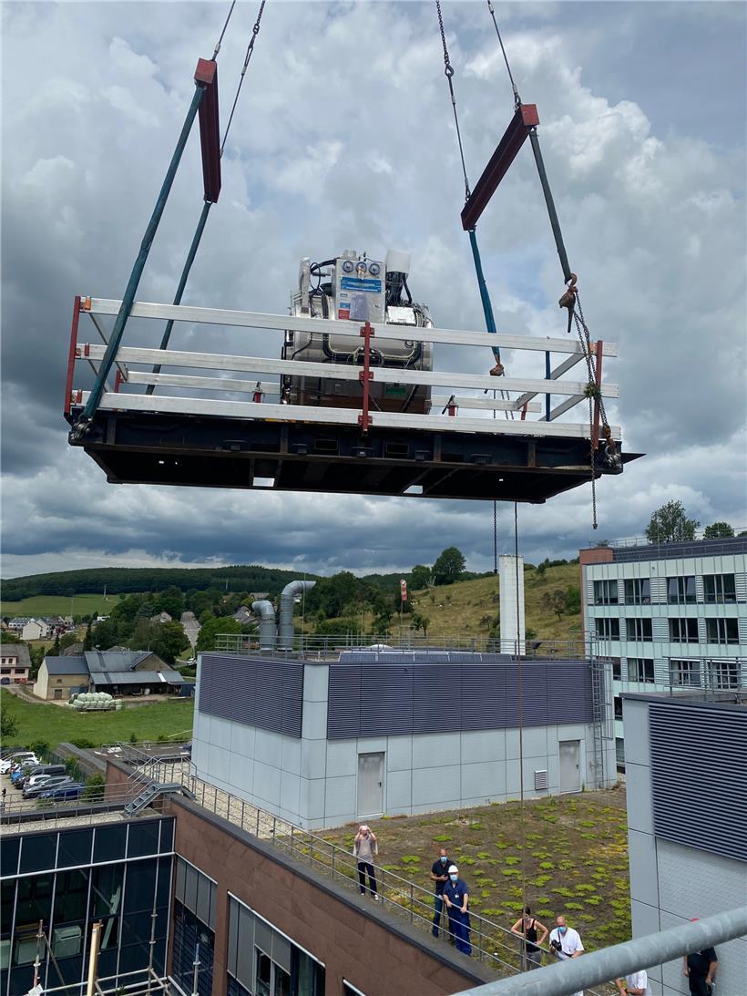 Der neue MRT-Scanner wird per Kran an seinen Platz gehievt