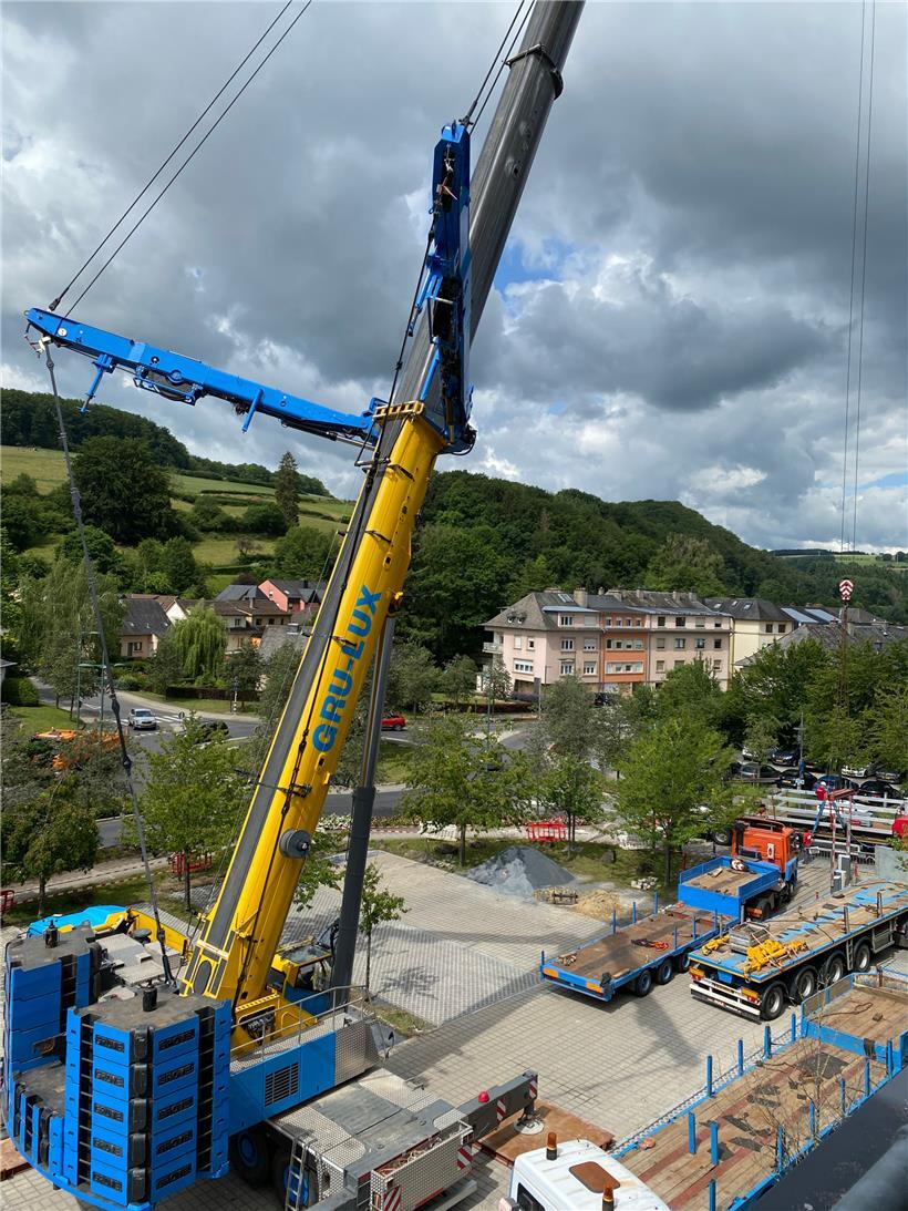 Der neue MRT-Scanner wird per Kran an seinen Platz gehievt