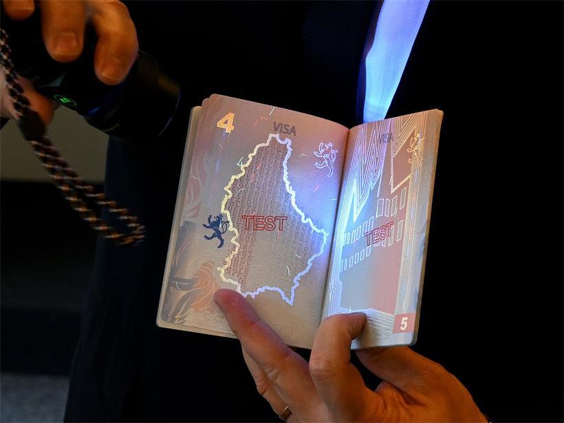 Können sie nicht lesen? E-Gates können Probleme mit dem neuen Luxemburger Pass haben Der neue Pass zeigt unter UV-Licht Luxemburg-Motive
