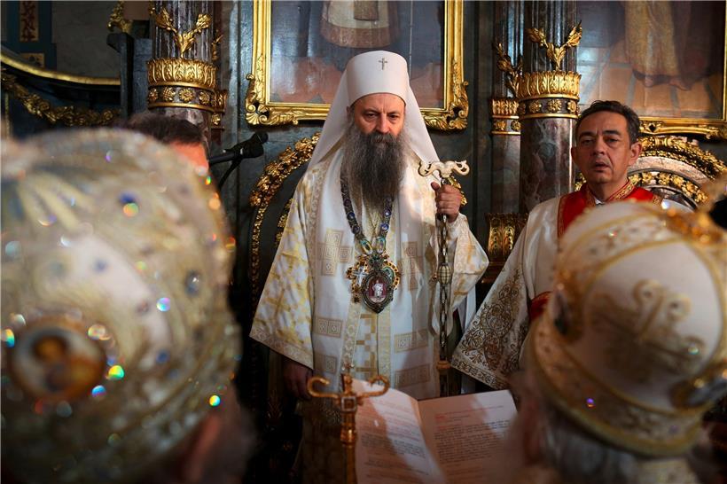 Der neue Patriarch Porfirije (M.) war der Favorit des serbischen Präsidenten Aleksandar Vucic
