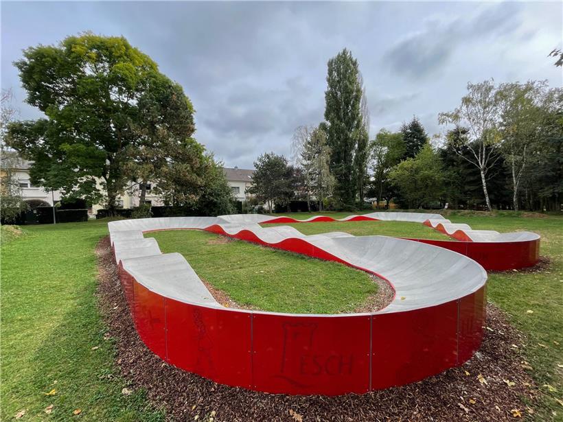 Der neue Pumptrack in Esch-Lankelz. Im Hintergrund die Häuser der rue Nicolas Mannes.
