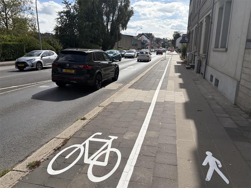 Der neue Radweg in der rue de Luxembourg ist noch nicht in Betrieb, daher die Hindernisse
