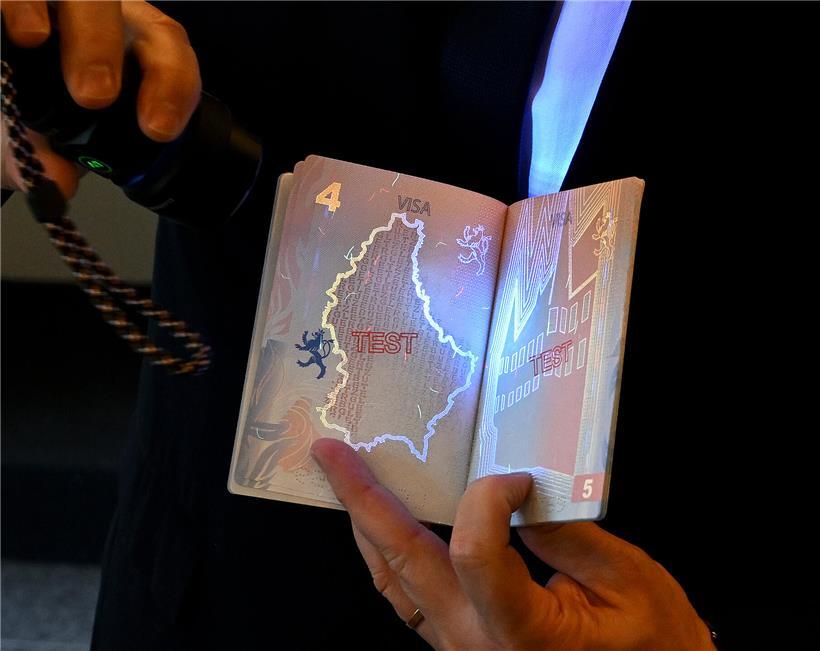 Moderner Reisepass mit Sicherheitsmerkmalen zur Fälschungssicherung und erhöhtem Schutz vor Identitätsdiebstahl