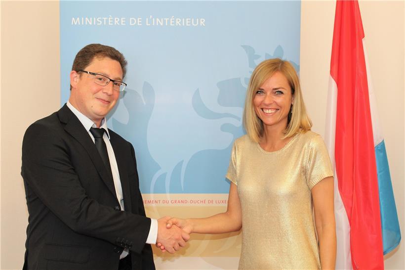 Der neue Schöffenrat unter der Leitung von Bürgermeister Frank Conrad (l.) in Helperknapp wurden erst am 6. März von Innenministerin Taina Bofferding (r.) vereidigt. Jetzt müssen sie die Gemeinde per Videokonferenzen leiten. 
