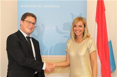 Der neue Schöffenrat unter der Leitung von Bürgermeister Frank Conrad (l.) in Helperknapp wurden erst am 6. März von Innenministerin Taina Bofferding (r.) vereidigt. Jetzt müssen sie die Gemeinde per Videokonferenzen leiten. 
