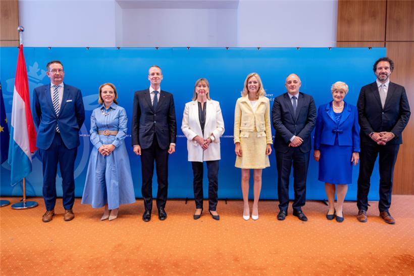 Der neue Schöffenrat (v.l.): Maurice Bauer, Corinne Cahen, Serge Wilmes, Lydie Polfer, Innenministerin Taina Bofferding, Patrick Goldschmidt, Simone Beissel und Paul Galles
