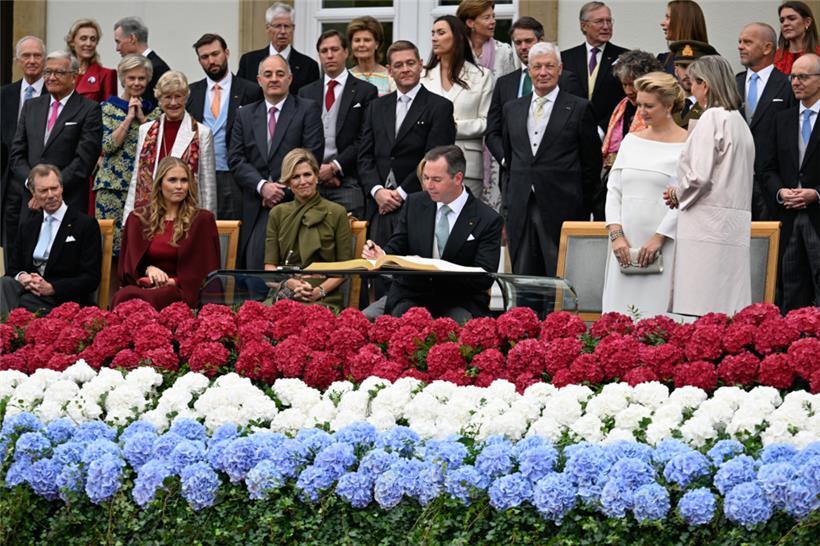 Der neue Staatschef trägt sich ins Goldene Buch der Stadt Luxemburg ein
