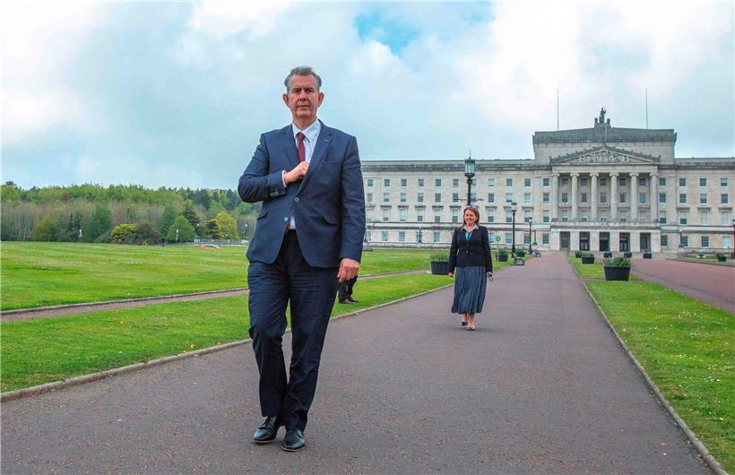 Der neue Vorsitzende der nordirischen Unionisten, Edwin Poots, und seine Stellvertreterin Paula Bradley vor dem Parlamentsgebäude auf  Stormont-Estate in Belfast
