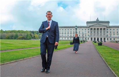 Der neue Vorsitzende der nordirischen Unionisten, Edwin Poots, und seine Stellvertreterin Paula Bradley vor dem Parlamentsgebäude auf  Stormont-Estate in Belfast
