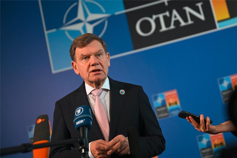 Der neue deutsche Außenminister Johann Wadephul spricht sich für deutlich höhere Verteidigungsausgaben aus
