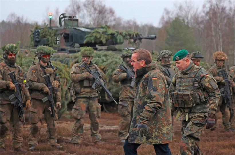 Der neue deutsche Verteidigungsminister Boris Pistorius besucht das 122. Bataillon der Panzergrenadiere 
