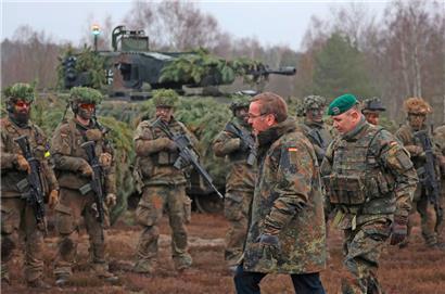Der neue deutsche Verteidigungsminister Boris Pistorius besucht das 122. Bataillon der Panzergrenadiere 
