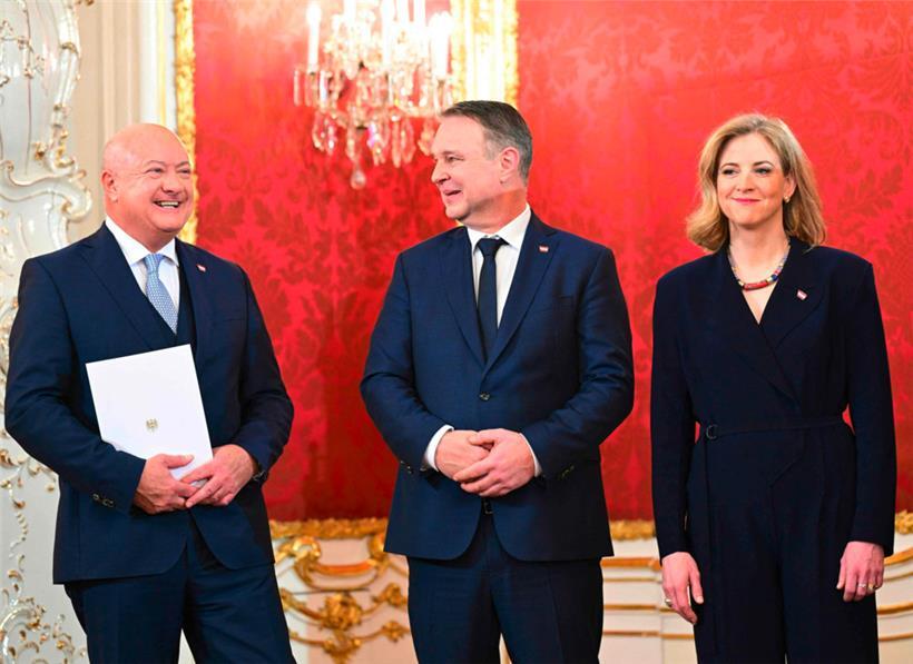 Der neue österreichische Bundeskanzler Christian Stocker (l.), der Vize-Kanzler Andreas Babler und die neue Außenministerin Beate Meinl-Reisinger während der Vereidigungszeremonie in der Wiener Hofburg

