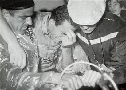 Der niedergeschlagene und weinende Raphaël Geminiani nach der Tour-Etappe 1958 zwischen Briançon und Aix-les-Bains. Als 7. der Etappe büßte er 14‘35“ auf Charly Gaul ein und musste sein „Maillot jaune“ an den Italiener Vito Favero abgeben. 
