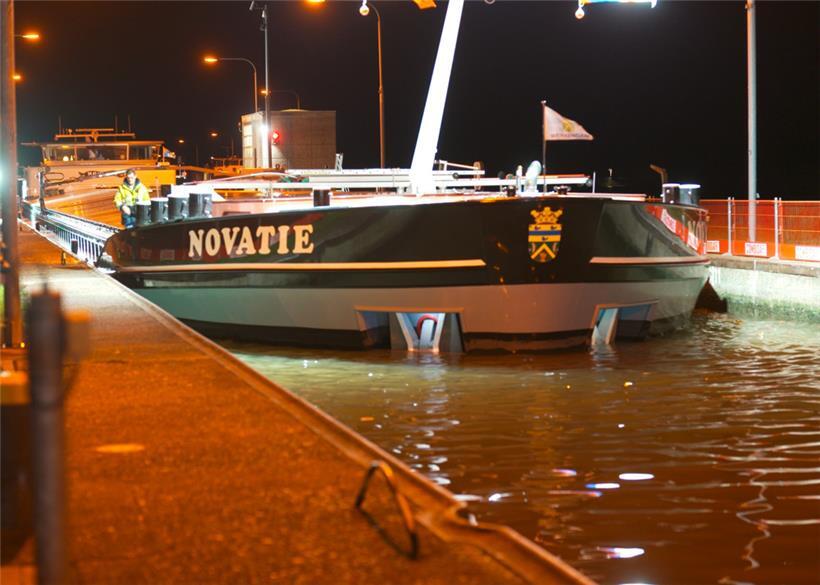 Der niederländische Frachter „Novatie“ fährt zur Notschleusung in die Schleuse Müden ein
