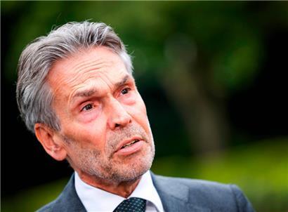 Der niederländische Ministerpräsident Dick Schoof schließt sich den Forderungen der Rechtsextremen in seiner Koalition an
