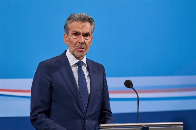 Der niederländische Ministerpräsident Dick Schoof spricht während einer Pressekonferenz im Catshuis im Rahmen von Krisengesprächen. Die Koalitionsparteien der niederländischen Regierung haben einen Bruch verhindert und ihren Streit über mutmaßlich rassistische Äußerungen von Ministern beigelegt
