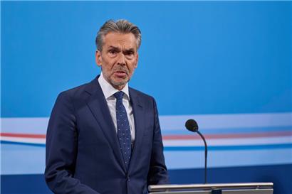 Der niederländische Ministerpräsident Dick Schoof spricht während einer Pressekonferenz im Catshuis im Rahmen von Krisengesprächen. Die Koalitionsparteien der niederländischen Regierung haben einen Bruch verhindert und ihren Streit über mutmaßlich rassistische Äußerungen von Ministern beigelegt

