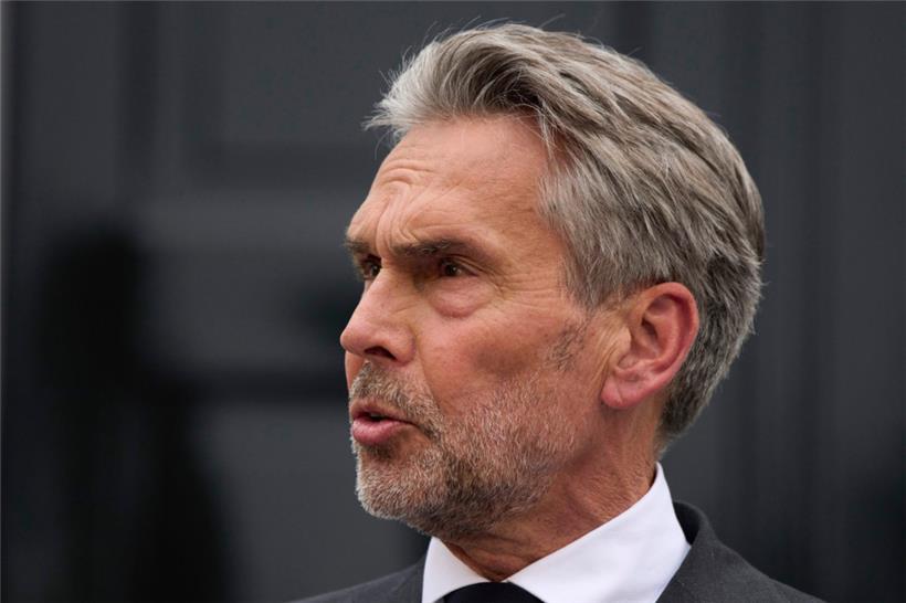 Der niederländische Premierminister Dick Schoof spricht nach einer Sondersitzung des Ministerrats im Catshuis. In den Niederlanden soll es nach dem Bruch der Regierungskoalition eine Neuwahl geben
