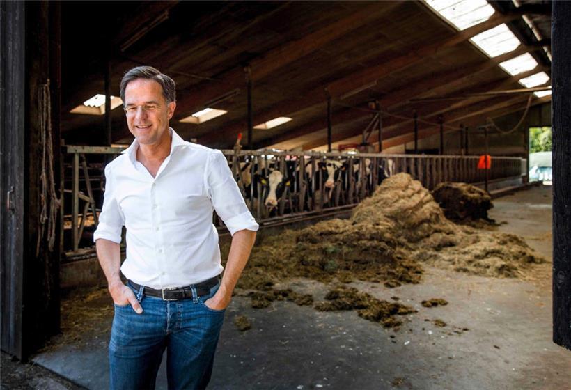 Der niederländische Regierungschef Mark Rutte, zu Besuch gestern auf einem Hof in Leusden, sucht den Dialog mit den Landwirten
