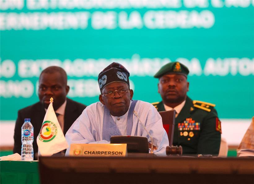 Der nigerianische Präsident und Ecowas-Vorsitzende Bola Tinubu will der Diplomatie vorerst Priorität einräumen
