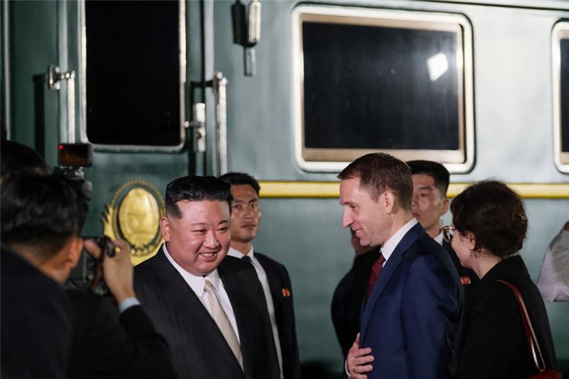 Der nordkoreanische Diktator Kim Jong-un wird vom russischen Umweltminister Alexander Kozlov in Chassan nahe der nordkoreanisch-russischen Grenze empfangen
