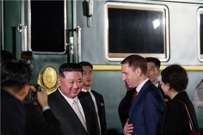 Der nordkoreanische Diktator Kim Jong-un wird vom russischen Umweltminister Alexander Kozlov in Chassan nahe der nordkoreanisch-russischen Grenze empfangen
