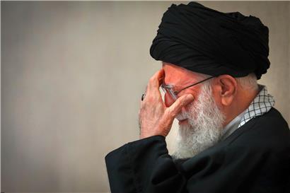 Der oberste Führer des Iran, Ajatollah Ali Chamenei während einer Trauerzeremonie für den bei einem US-Angriff im Irak getöteten Generals Soleimani. 
