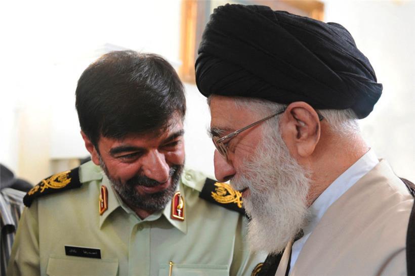 Der oberste iranische Führer Ayatollah Ali Khamenei und der neue Polizeichef General Ahmad-Reza Radan in Teheran
